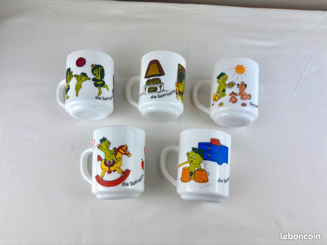 Lot Vintage : 5 Tasses Arcopal Blanc/bleu + Ustensiles De Cuisine En Corne - Années 1920-1949
