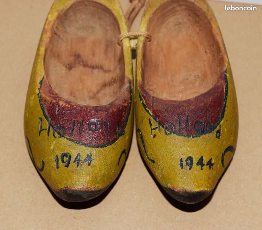 Petite paire de sabot en bois peint et marqué HOLLAND 1944 (image 2)