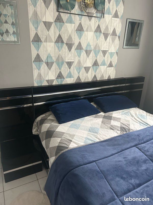 Chambre avec Lit, 2 table de chevets et une commode en noir laqué (image 2)