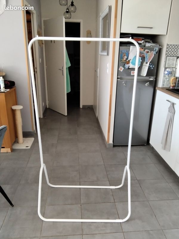Portant vêtements (image 1)