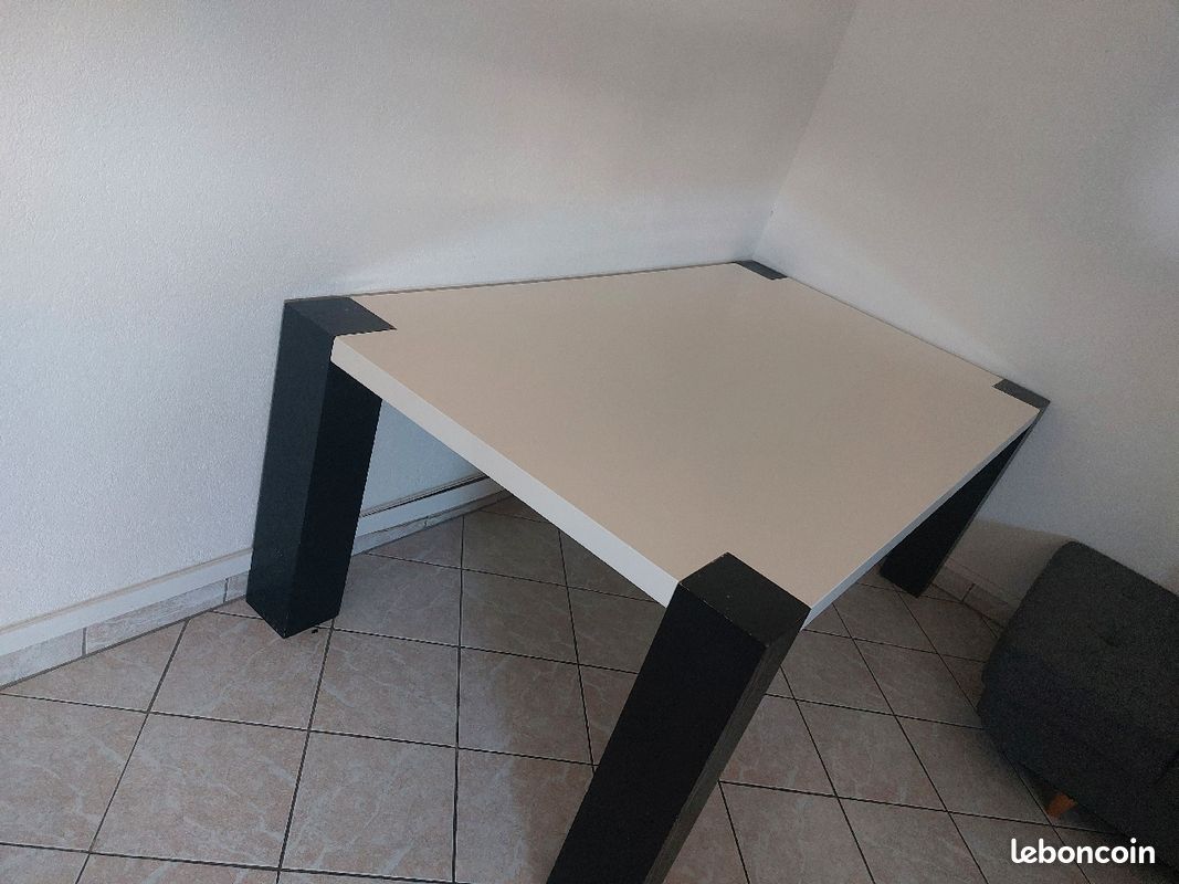 Table de salle à manger blanc laqué pied en bois (image 1)