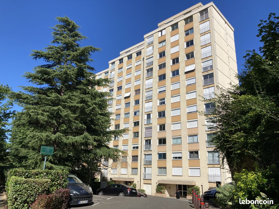 Parking/box Poissy · 105 €/mois