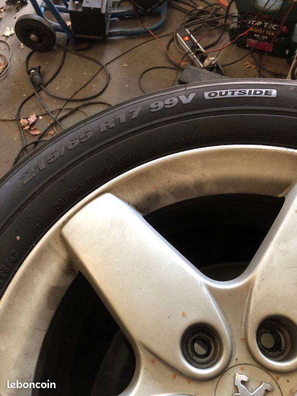 4 roues avec des pneus neige (image 1)