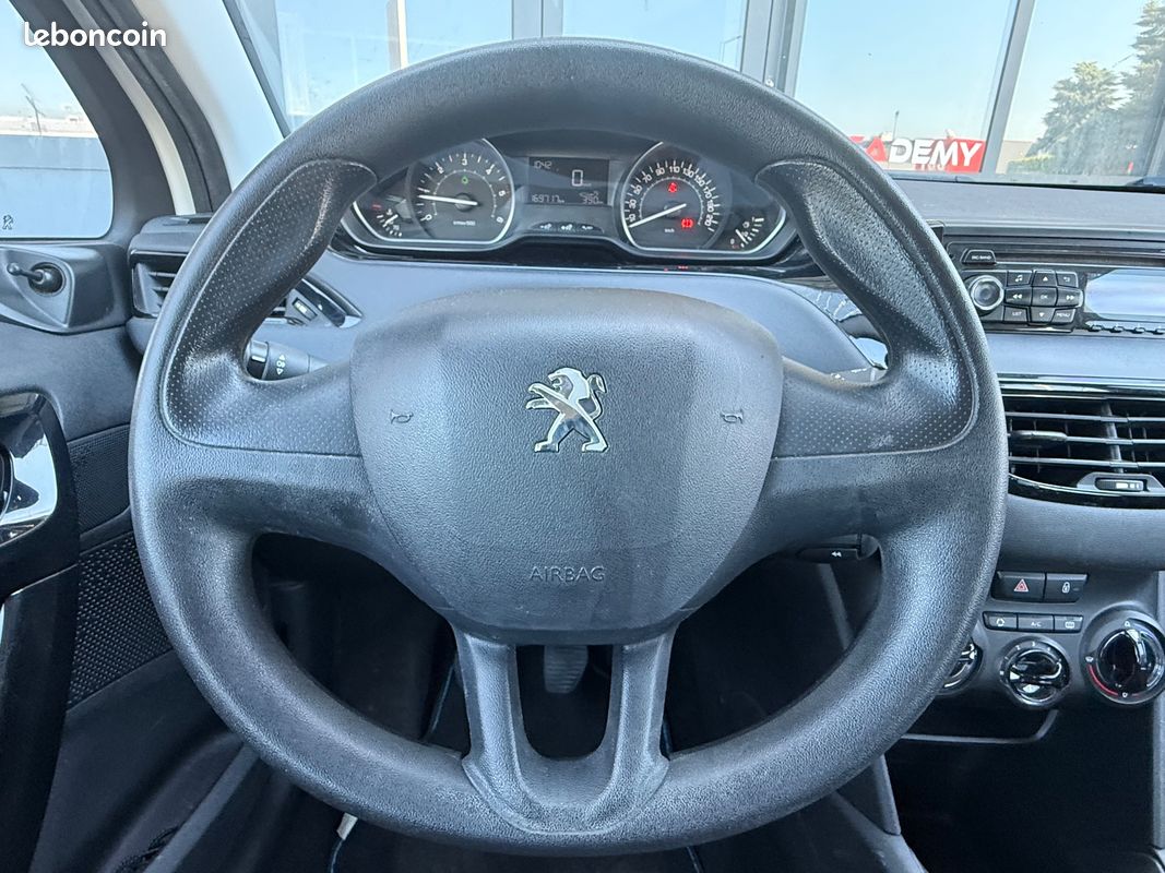 Peugeot 208 1.6 bluehdi 75ch premium (image 4)