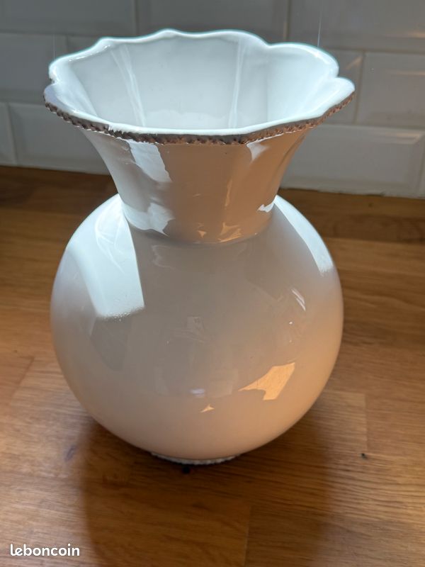 Vase en céramique blanche – style classique avec monogramme PAS D’ENVOI (image 2)