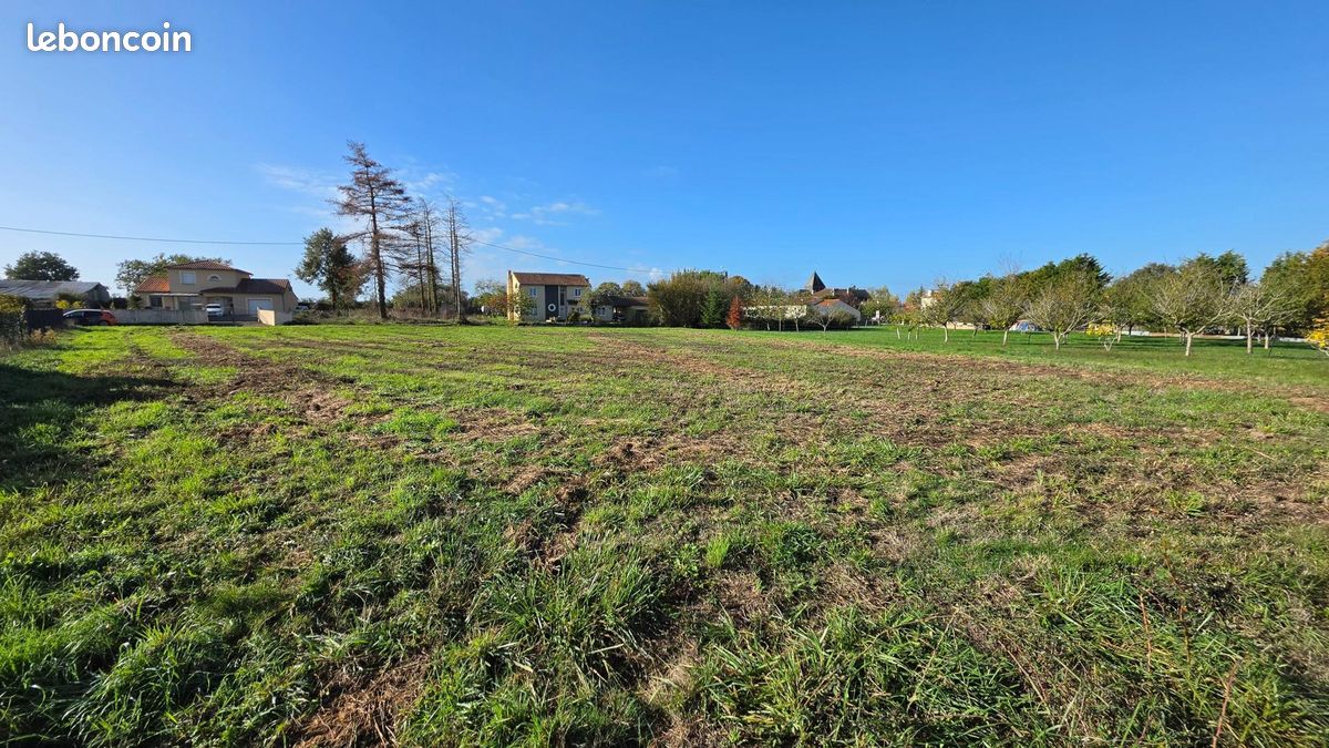 Terrain 2393 m² · à Leignes-sur-Fontaine · 2 393 m² · 29 400 €