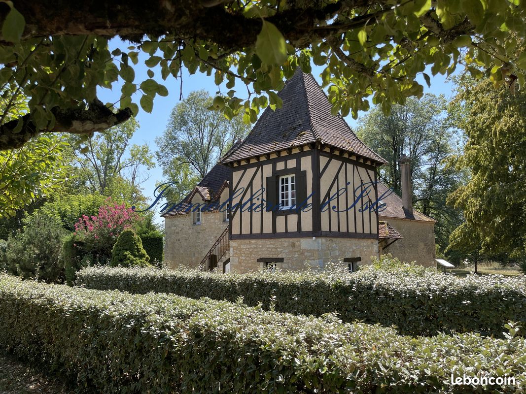 Maison 10 pièces 280 m² · à Fleurac · 280 m² · 735 000 €