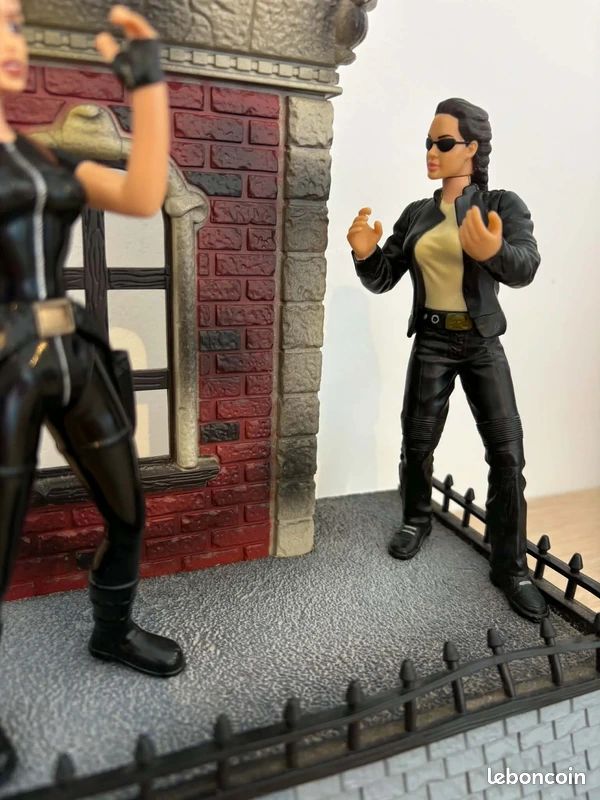 Lot 2 figurines Lara croft Tomb Raider mc farlane toys (image 4)