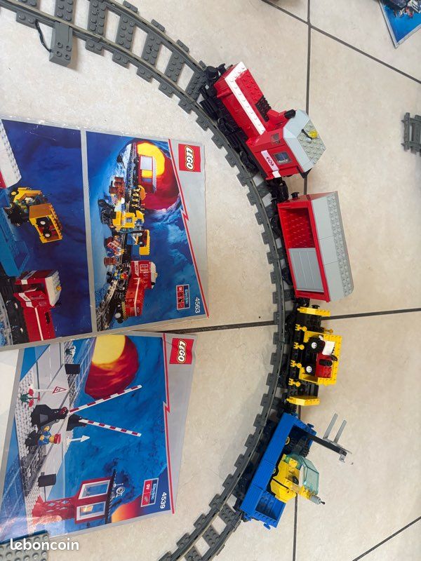 Lot LEGO Train 9V Vintage : Train de marchandises 4563 + Passage à niveau 4539 + Extras 4558 (image 2)