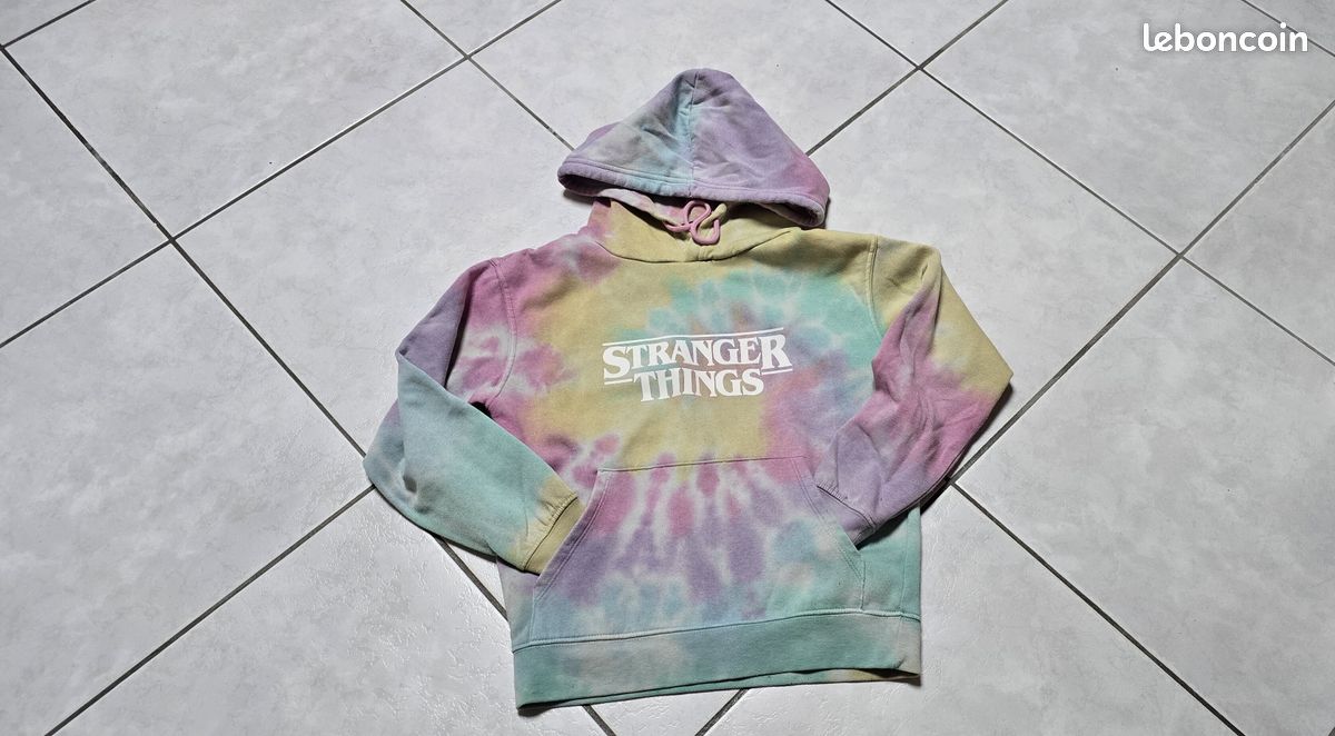 Jennyfer sweat Stranger Things tie and dye 10ans Vêtements
