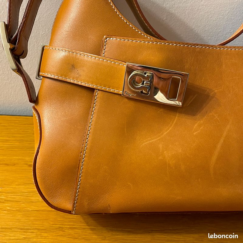 Rarissime Sac Hobo Salvatore Ferragamo Vintage 90s - Cuir Camel Tan & Fermoir Gancini Structuré (image 2)