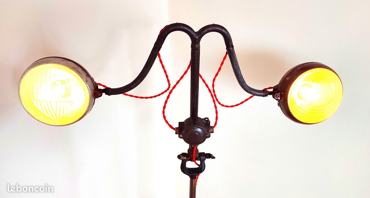 Lampe industrielle fabriquée à partir de phares de tracteur anciens -Pièce unique (image 2)