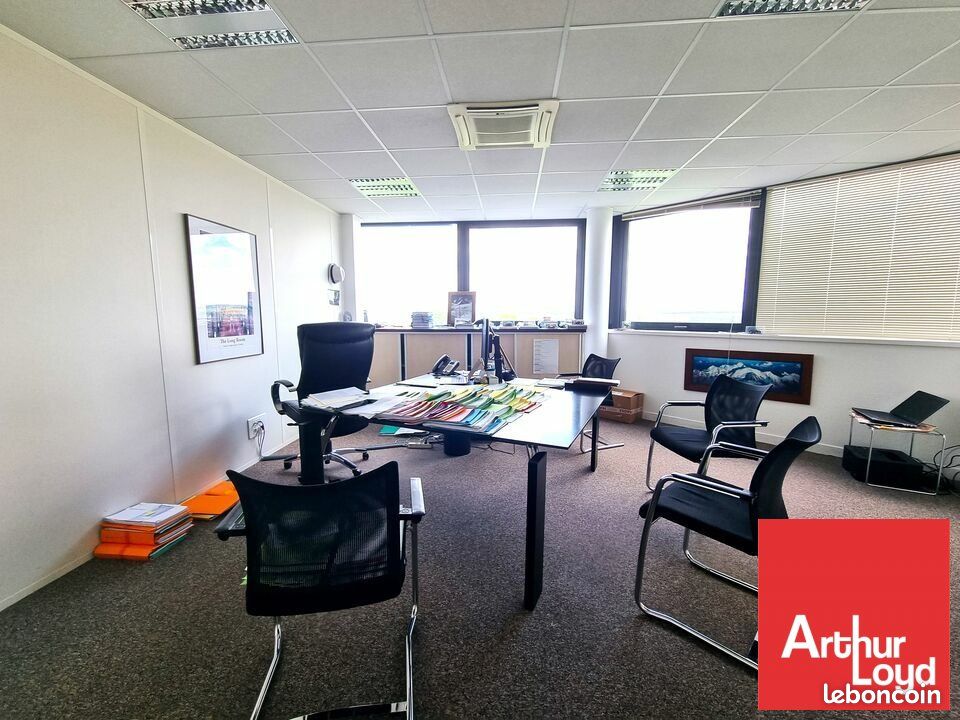 Bureaux 911 m² CHASSENEUIL DU POITOU (image 2)