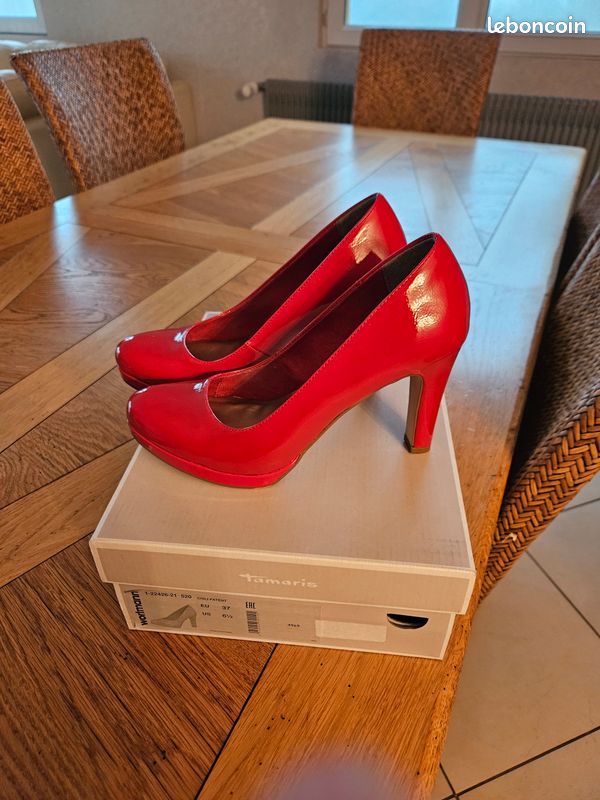 Vends escarpins de la marque tamaris rouge vernis Chaussures