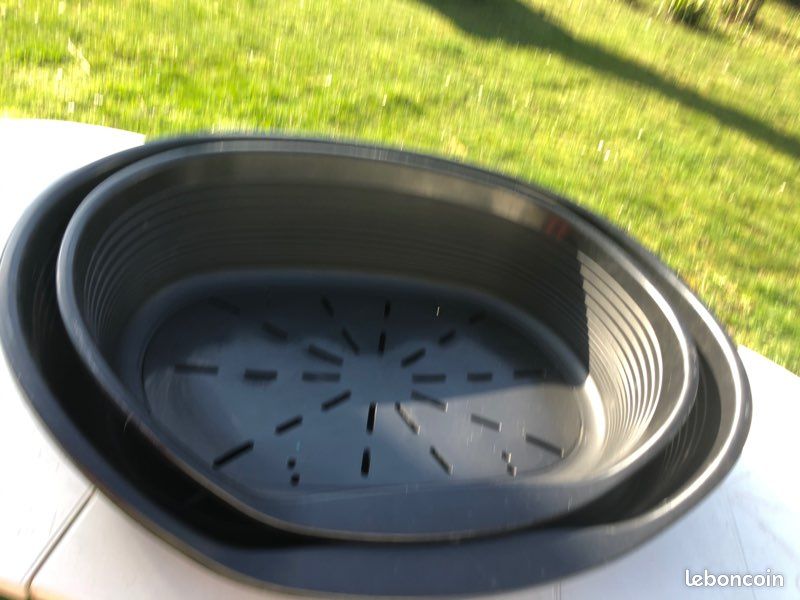 Lot 2 paniers plastiques chien et 3 distributeurs croquettes (image 1)