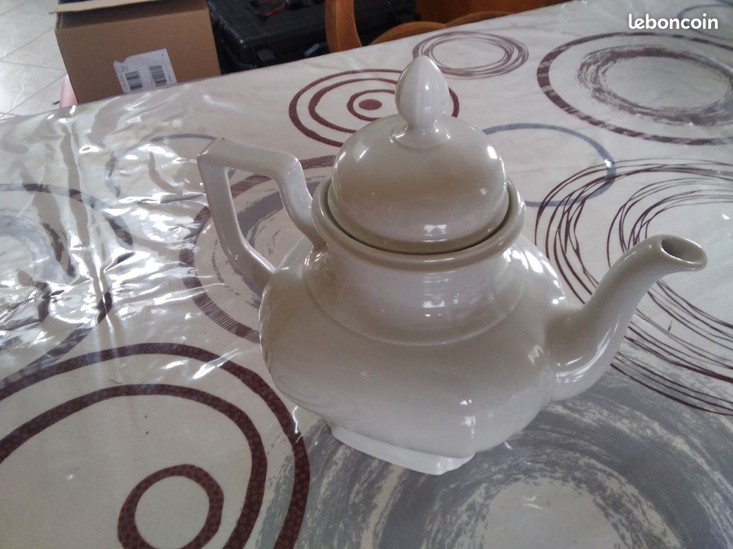 Théière en porcelaine blanche (image 1)