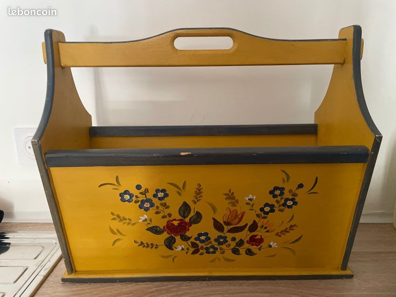 Porte revue bois decoré (image 1)