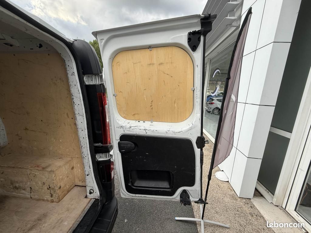 RENAULT TRAFIC L1H1 2800 Kg 2.0 Blue dCi - 130 Fourgon Confort TVA RECUPERABLE + CLIM (image 28)