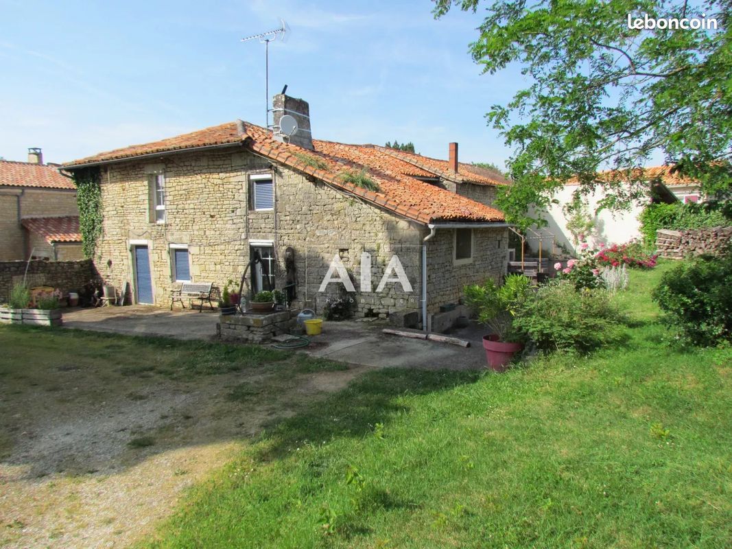 Maison 8 pièces 182 m² · à Nanteuil-en-Vallée · 182 m² · 149 800 €