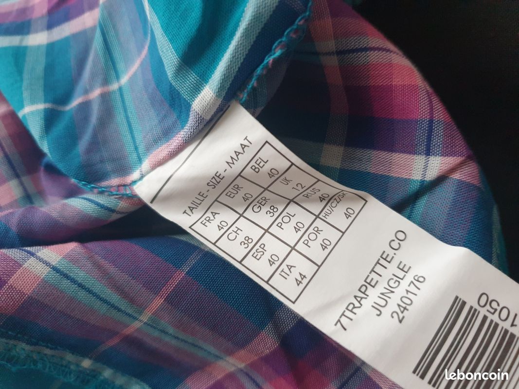 Tenue: Chemise boutonnée à manches courtes blanche, Pantalon large à