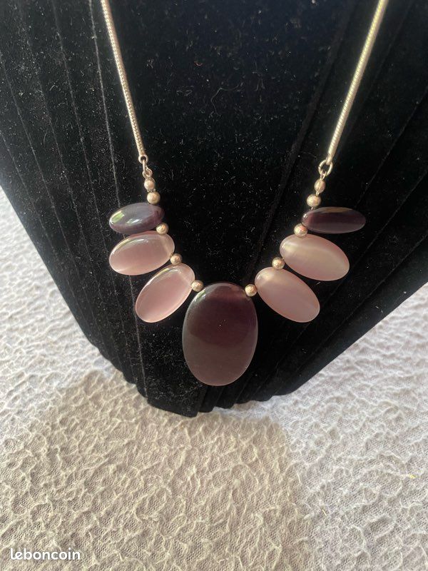 Collier argenté avec des belles pierres (image 1)