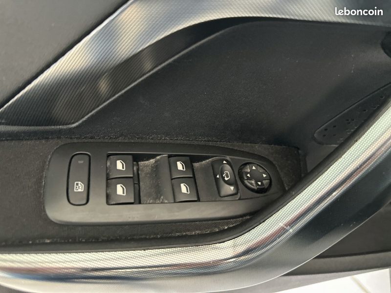 Peugeot 2008 1.2 PureTech 82ch Allure (image 12)
