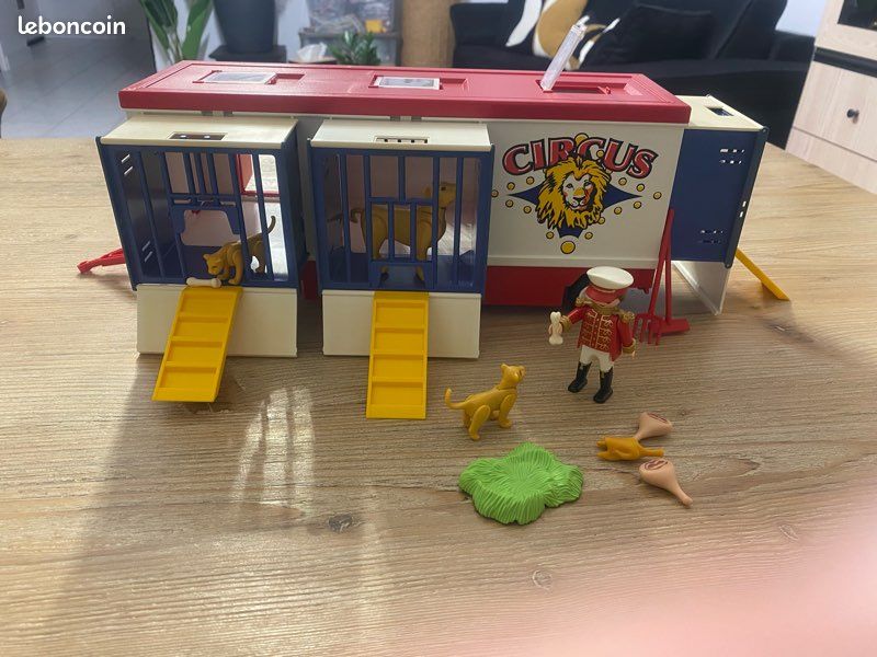 Playmobil 4232 - Cirque : Monsieur Loyal Avec Remorque, Fauves Et Roulotte - Occasion