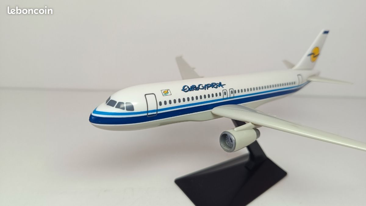Maquette avion Airbus A320 EuroCypria 1/200 (image 3)