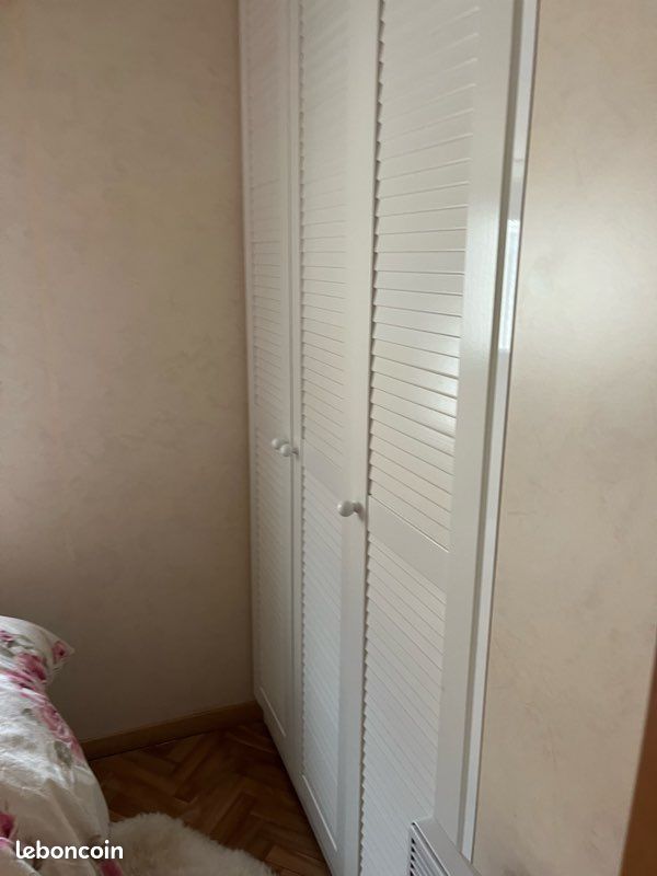 Je vends un mobilehome 10 mètre salle de bain, tout équipé, toilettes, séparées, cuisine, deux chambres, un salon, télévision extra plate, frigo four en parfait état (image 5)