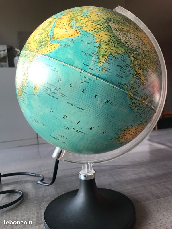 Globe terrestre lumineux (image 1)