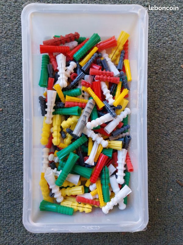 Lot chevilles plastique (image 1)