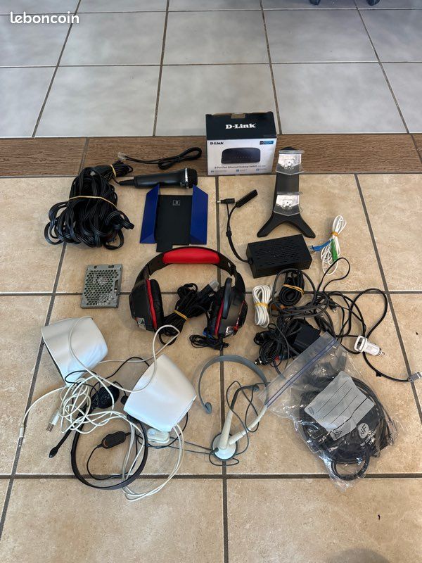 Lot d’accessoires informatiques (casque / câble / enceintes ….) (image 1)