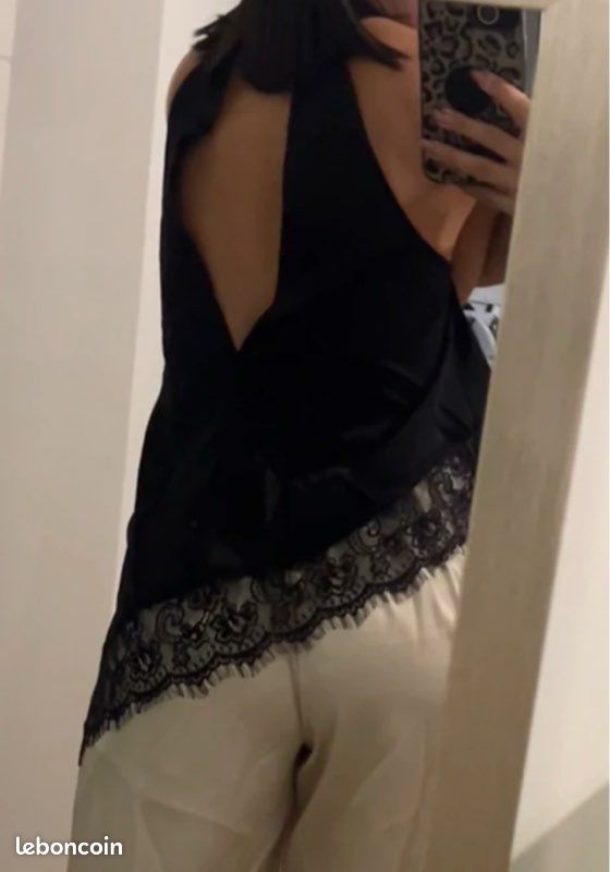 Une blouse noire avec de la dentelle ( (image 2)