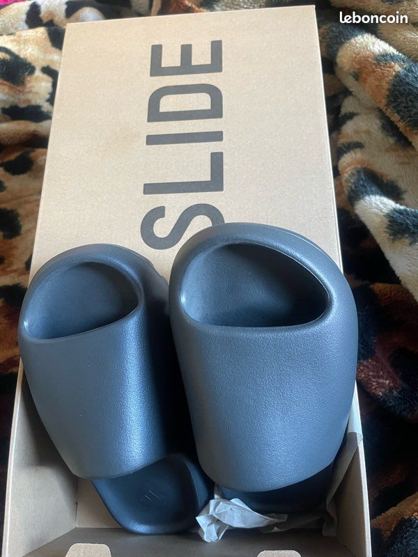 Yeezy slide (image 2)