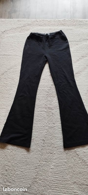 Legging Zara
pattes larges 
taille M
longueur entrejambes 79 cm
très bon état 

n'hésitez pas à composer un lot (image 1)