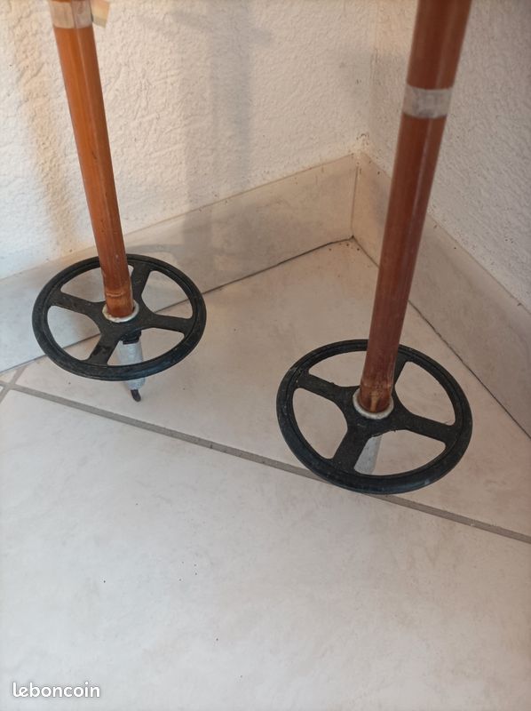 MAGNIFIQUE ET ANCIENNE paire de ski en bois Ramy et ses bâtons en