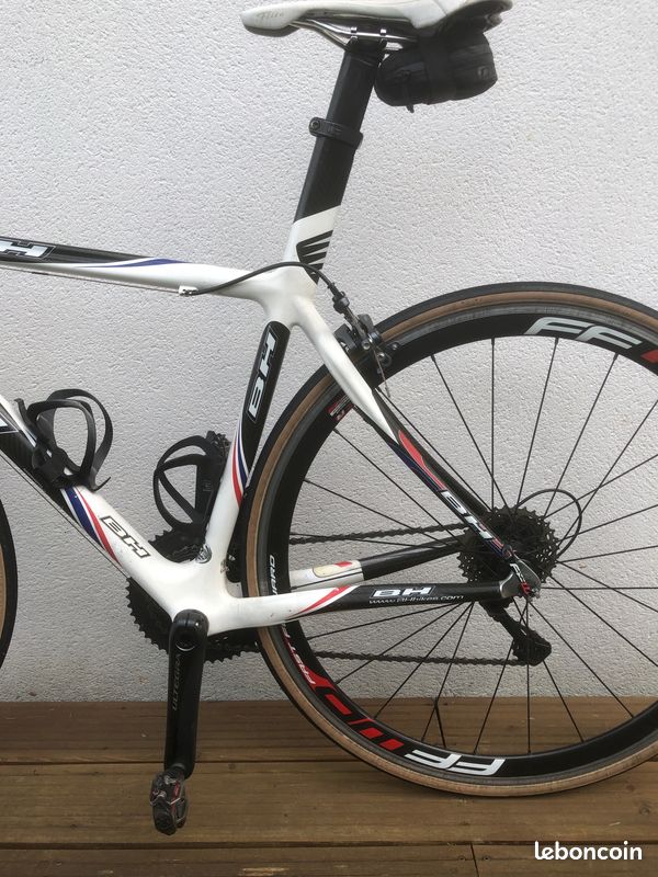 Vélo route BH Global concept G4 tout carbone Equipé en Shimano 