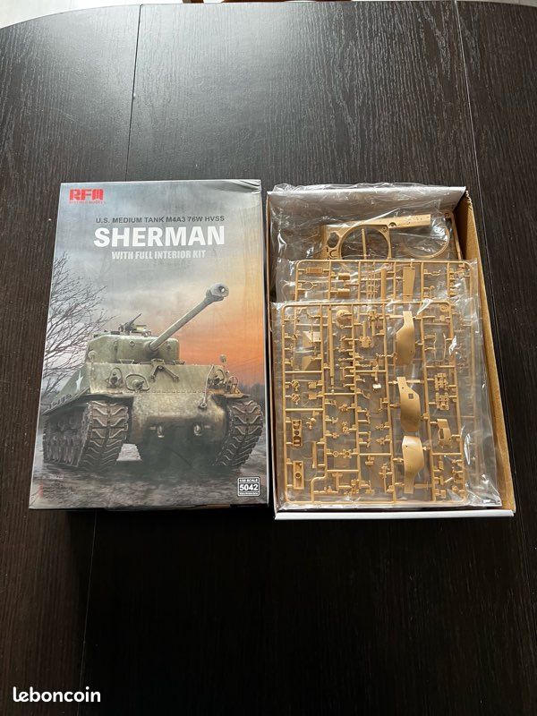 RYE FIELD MODEL RFM5042 M4A3 76W HVSS Sherman w/Full Interior 1:35