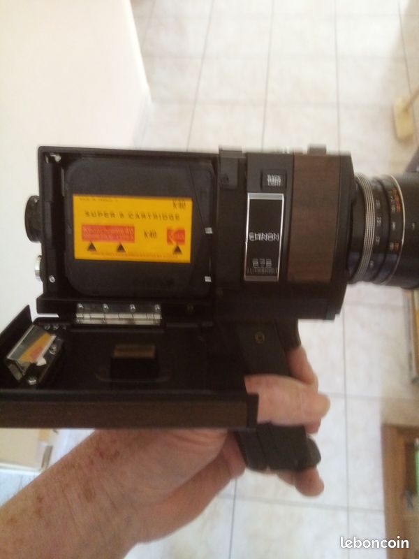 Matériels vintages de film super 8mm CAMERA CHINON 672, PROJECTEUR MAGNON ECRAN MOBILE, ETC (image 1)