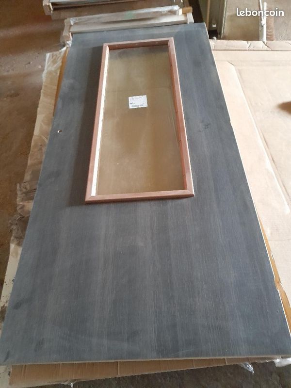 Porte palière grise avec fenêtre coupe feu pour remplacement (image 1)