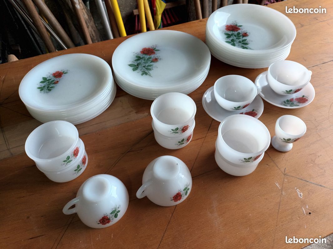 Partie de service arcopal decor roses rouge (image 2)