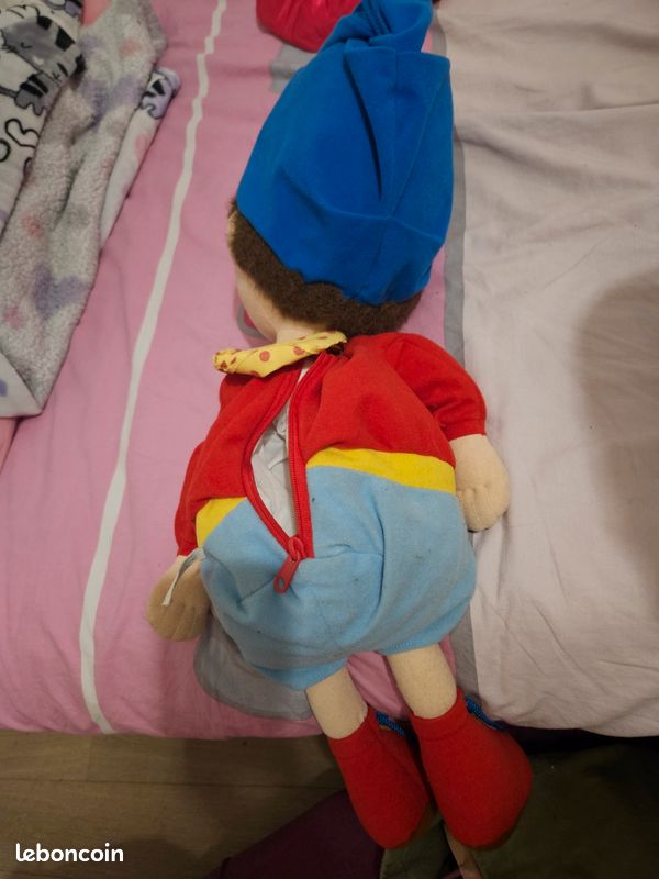 Oui oui peluche pour ranger un pyjama (image 2)