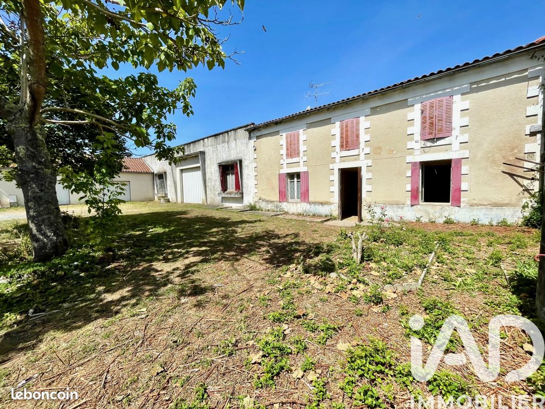 Maison 7 pièces 212 m² · à Réaux sur Trèfle · 212 m² · 135 000 €