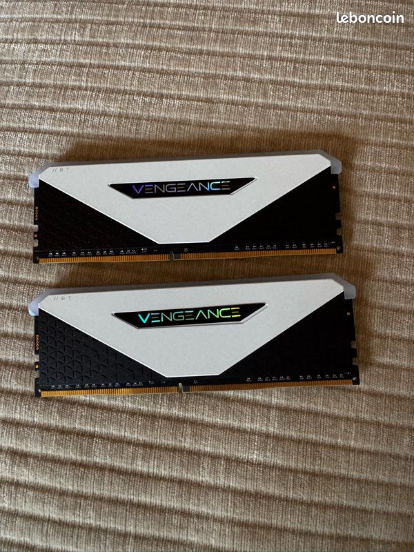 Barrettes de ram Corsair Vengeance RGB RT DDR4 2x8GB (image 1)