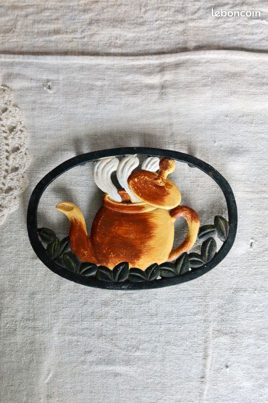Dessous de plat fonte théière motif paysans bretons vintage