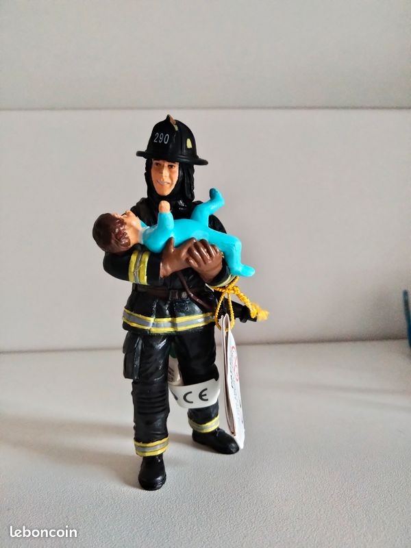 Figurine Pompier américain noir avec enfant (image 1)