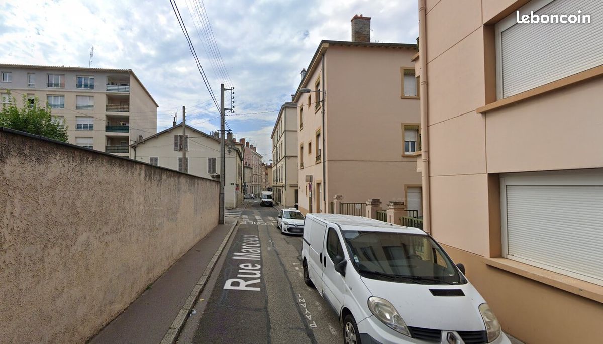 Parking 10 m² · à Oullins-Pierre-Bénite · 10 m² · 72 €/mois