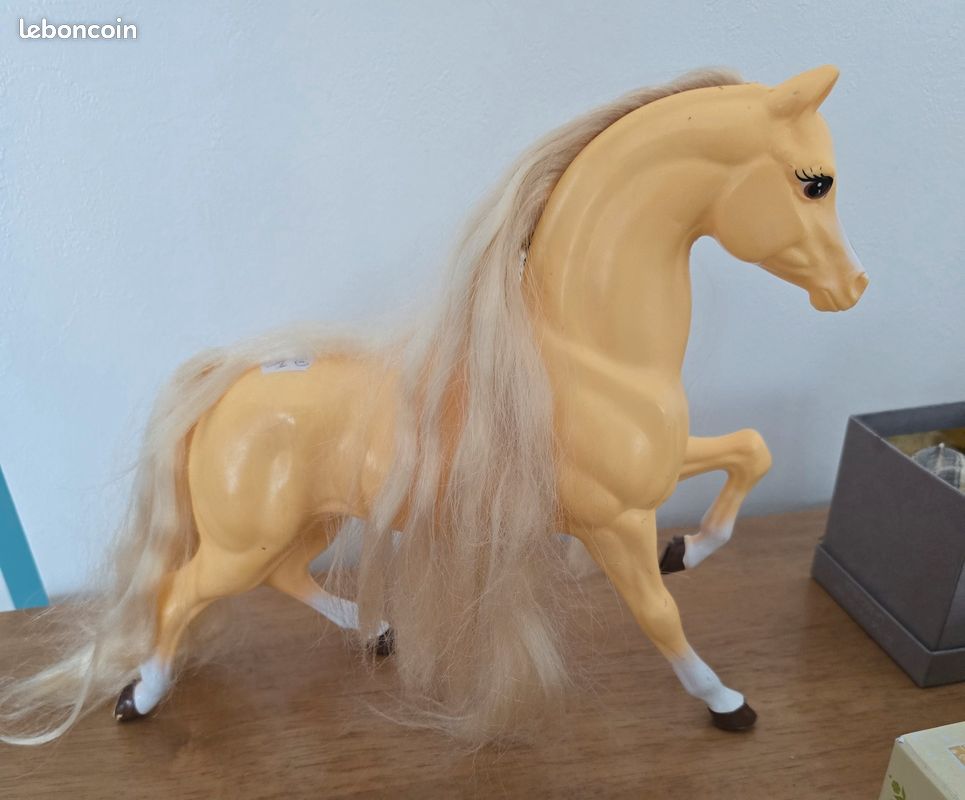 Grand cheval blond style Barbie avec crinière à coiffer (image 1)