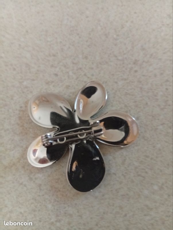 Broche Fleur Argentée Avec Perle Noire - Bijou Fantaisie élégant, Métal Cuivre