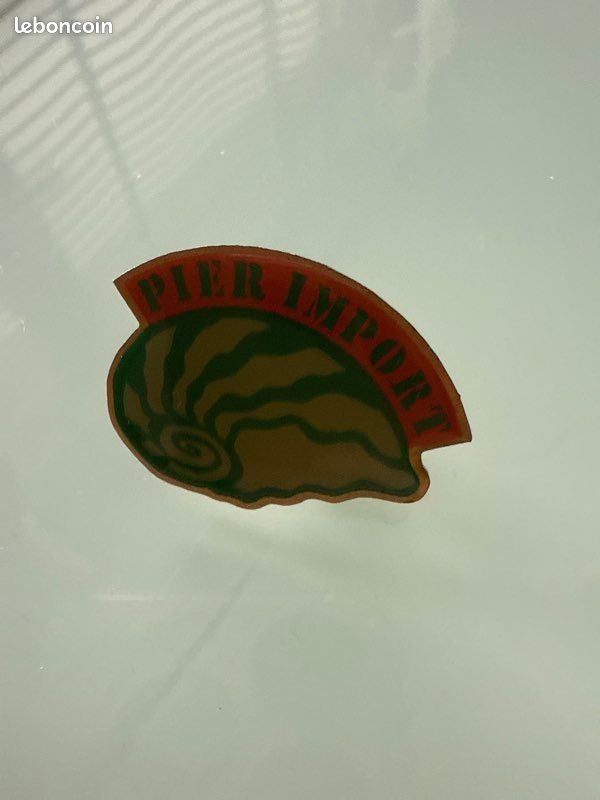 Pin’s Vintage Pier Import (image 1)